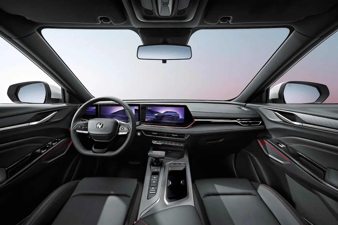 Приборная панель ориентирована на водителя. Три дисплея выстроены в единую линию, общая диагональ 30"